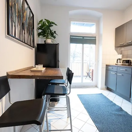 Mittendrin, Tolles Balkon-apartment شقة