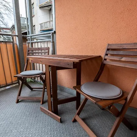 Mittendrin, Tolles Balkon-apartment شقة