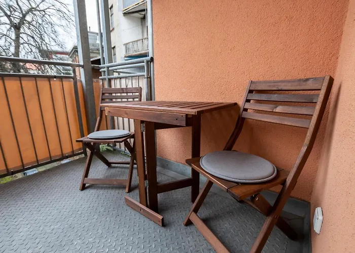 Mittendrin, Tolles Balkon-apartment شقة